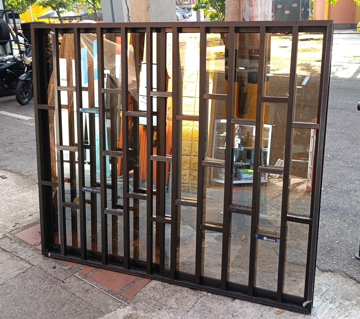 Ventanal en aluminio bronce con barrotes escalonados