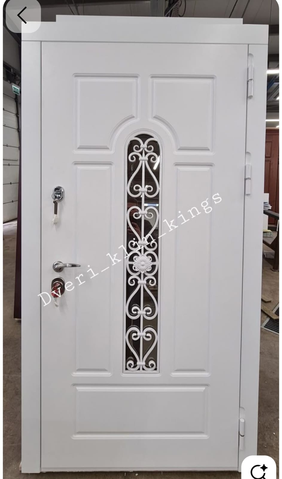 Puerta blanca con forja ornamental central, foto de referencia
