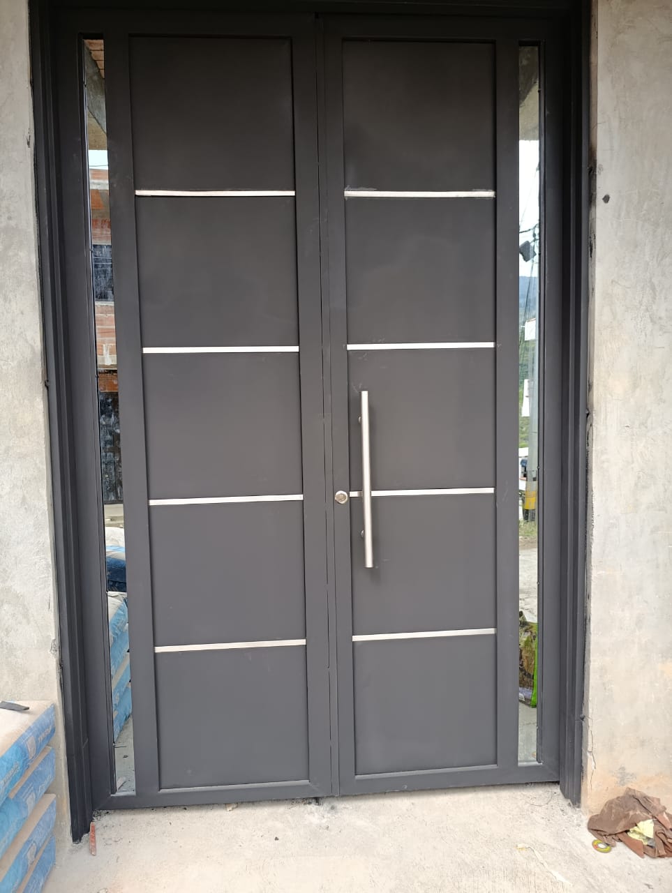 Puerta doble gris grafito con franjas de aluminio