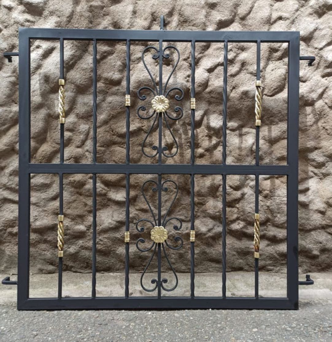 Reja de ventana en forja con flor dorada central