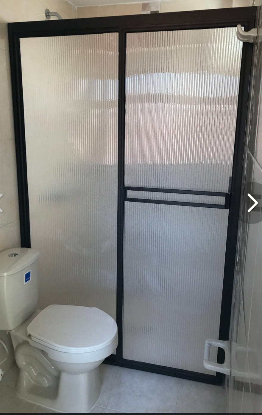 Cabina de ducha en acrílico estriado con perfil negro