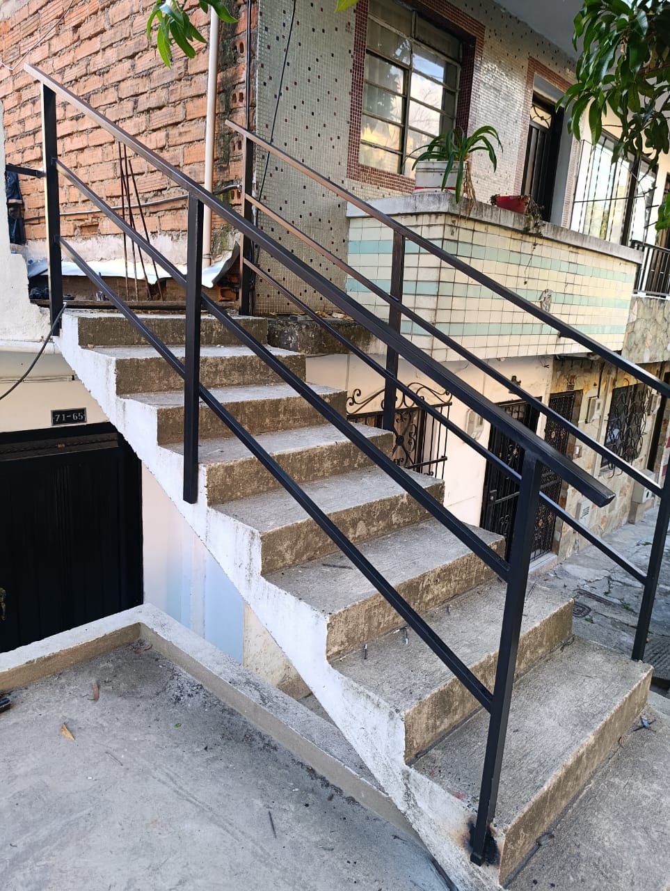 Pasamanos de hierro en escalera exterior