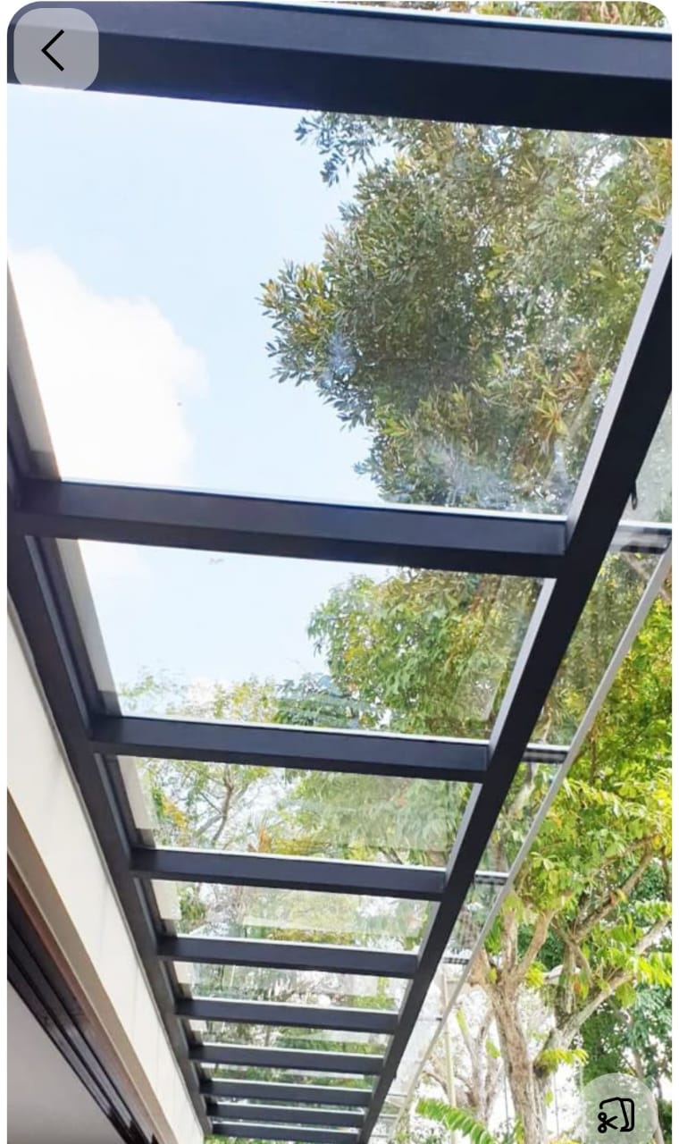 Techo pérgola en vidrio con estructura de aluminio